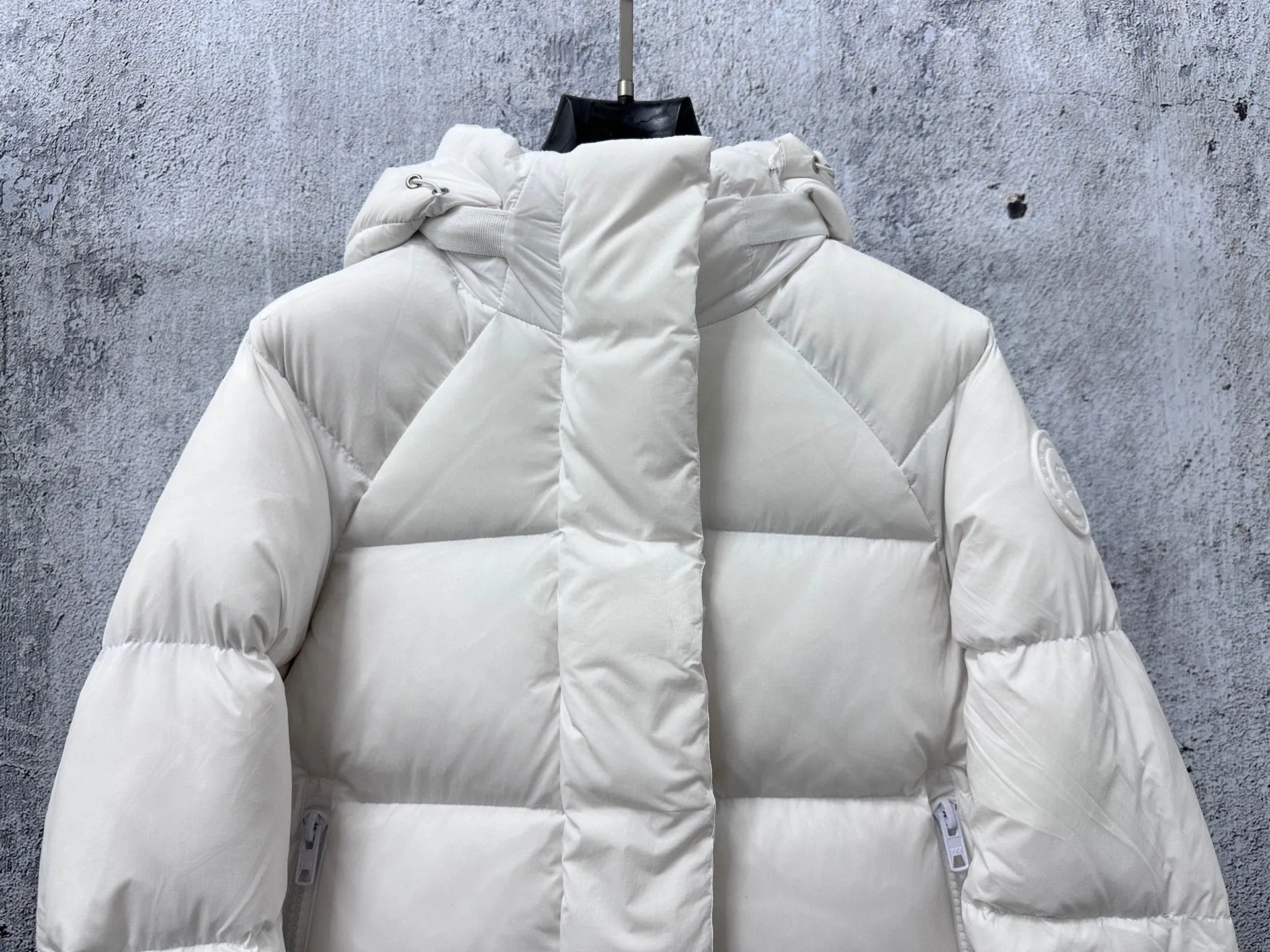 P740 【𝗖𝗔𝗡𝗔𝗗𝗔 𝗚𝗢𝗢𝗦𝗘】Capsule Series Macaron White Label Fabric: Made of soft EnduraLuxe fabric imported from DuPont, CORDURA, USA, which enhances the durability of easy-to-wear parts, is lightweight and durable; the liner is made of 400T anti-velvet gallbladder, which is comfortable, soft and non-velvet. : Equipped with a detachable hood, which can be adjusted in two directions, and is also filled with down, which brings greater softness and wrapping around the head and neck, and is full of warmth. This parka features white trim on the back and sides, and the hardware locks are all original and custom-made to match the muted fabric color. Goose label: The official website’s new series of silicone material labels, non-embroidery labels. Length: Fit hip-length. Size: XS-L